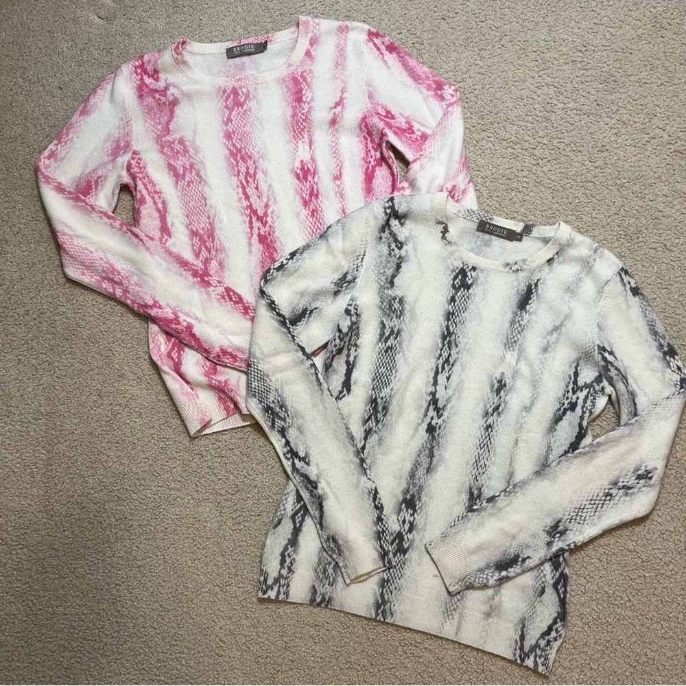 BRODIE fine cashmere SET OF 2 gray and pink snake skin print size small